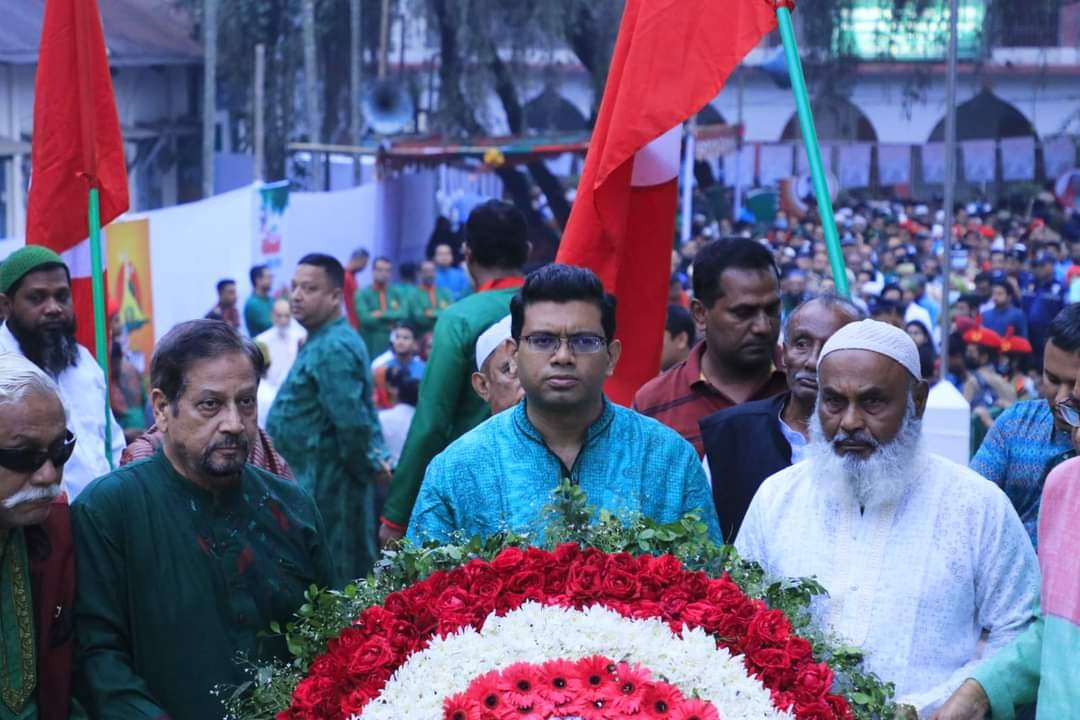 স্বাধীনতার প্রথম প্রহরে পুষ্পাঞ্জলি নিবেদনের মধ্য দিয়ে মহান স্বাধীনতা ও জাতীয় দিবসের শুভ সূচনা