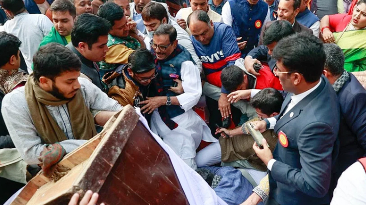 ছাত্রলীগের অনুষ্ঠানে মঞ্চ ভেঙে ৮ নেতা-কর্মী হাসপাতালে