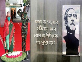 ধানমন্ডি ৩২ নন্বরে বঙ্গবন্ধু স্মৃতি জাদুঘরের সামনে রক্ষিত জাতির পিতার প্রতিকৃতিতে পুস্পস্তবক অর্পণ