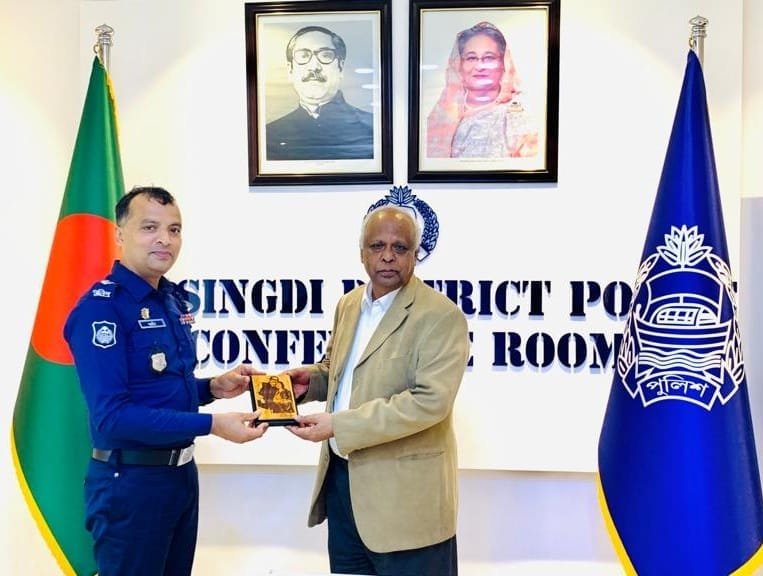 প্রফেসর ড.শরীফ এনামুল কবির মহোদয়কে স্মারক প্রদান করেন কাজী আশরাফুল আজীম পুলিশ সুপার, নরসিংদী