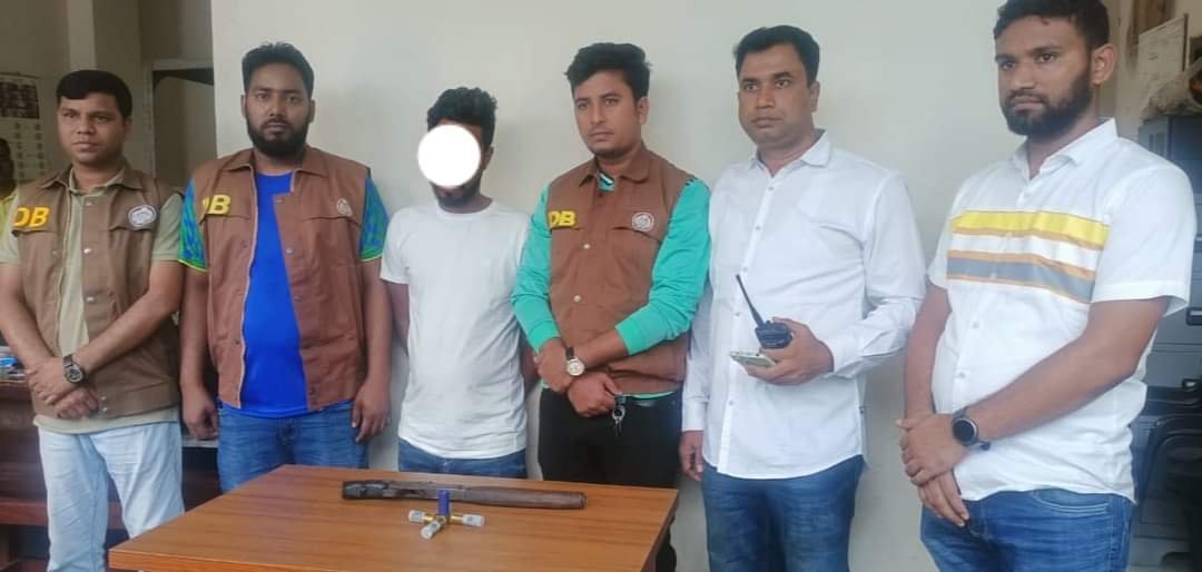 ডিবি নরসিংদী কর্তৃক ১৪ মামলার আসামী অস্ত্র-গুলি সহ গ্রেফতার